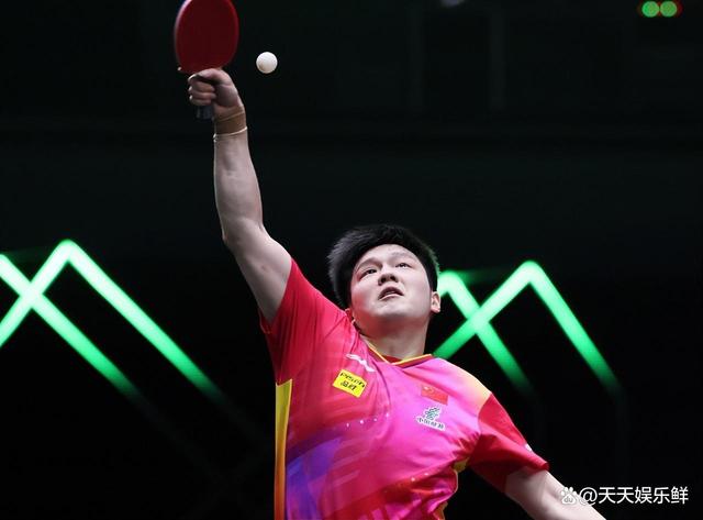 注意集中啊！王上源接球失误被断，沙特挑传前场但越位了.